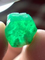 6.64ct Swat Emerald Crystal: Natural Hexagonal Gemstone - Image 3