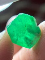 6.64ct Swat Emerald Crystal: Natural Hexagonal Gemstone - Image 4