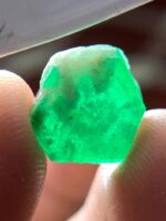 6.64ct Swat Emerald Crystal: Natural Hexagonal Gemstone - Image 5