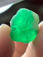6.64ct Swat Emerald Crystal: Natural Hexagonal Gemstone - Image 7