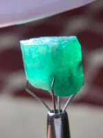 A 14.90-Carat Swat Emerald Crystal — Elegance and Depth in a Compact Form - Image 2