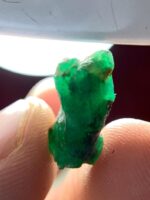 Natural Splendor: 8.20 Carat Emerald Crystal from Swat - Image 3
