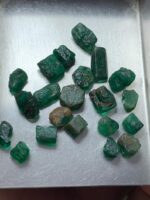 27.79ct Rough Emerald Lot: Tiny Natural Crystals with Bright Color (9x5x3mm Avg) - Image 3