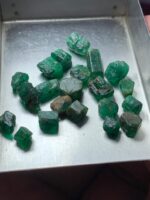 27.79ct Rough Emerald Lot: Tiny Natural Crystals with Bright Color (9x5x3mm Avg) - Image 4
