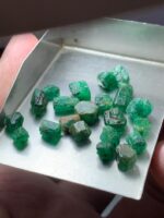 27.79ct Rough Emerald Lot: Tiny Natural Crystals with Bright Color (9x5x3mm Avg) - Image 5