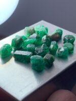 27.79ct Rough Emerald Lot: Tiny Natural Crystals with Bright Color (9x5x3mm Avg) - Image 7