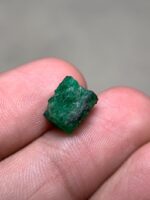 5.30ct Swat Emerald Crystal: Vivid Green with Natural Geometry - Image 2