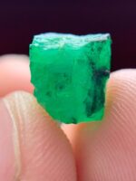 5.30ct Swat Emerald Crystal: Vivid Green with Natural Geometry - Image 3