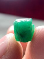 Natural Emerald Prism from Swat – 5.52 Carats of Green Geometry - Image 2