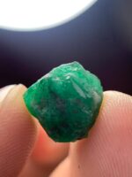 Spotlight on the 7.55ct Emerald Crystal: A Brilliant Gemstone of Exquisite Clarity - Image 2
