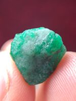 Spotlight on the 7.55ct Emerald Crystal: A Brilliant Gemstone of Exquisite Clarity - Image 5