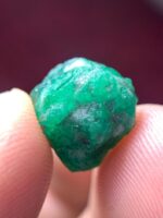 Spotlight on the 7.55ct Emerald Crystal: A Brilliant Gemstone of Exquisite Clarity - Image 6