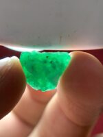 Uncut Emerald Crystal from Swat Valley – 6.72 Carats of Earth-Grown Elegance - Image 7
