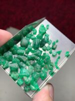 Raw Wealth in Green: 46.69ct Swat Emerald Rough Lot for Collectors & Cutters - Image 2