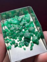 Raw Wealth in Green: 46.69ct Swat Emerald Rough Lot for Collectors & Cutters - Image 5