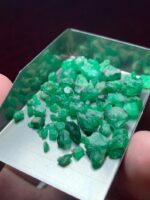Raw Wealth in Green: 46.69ct Swat Emerald Rough Lot for Collectors & Cutters - Image 9
