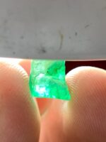1.00ct Emerald Crystal from Swat: Small but Stunning Green Gem - Image 2