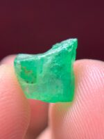 1.00ct Emerald Crystal from Swat: Small but Stunning Green Gem - Image 4