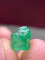 1.00ct Emerald Crystal from Swat: Small but Stunning Green Gem - Image 5