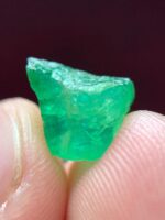 1.00ct Emerald Crystal from Swat: Small but Stunning Green Gem - Image 6