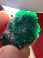 146.5 ct Emerald Specimen from Swat Valley (43.71 × 33.28 × 16.84 mm): A Giant of Nature - Image 3