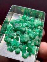 Bold and Brilliant: A 56.71ct Swat Emerald Rough Lot with Serious Presence - Image 3