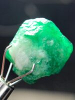 Brilliant 12.37ct Swat Emerald Crystal – A Pristine Gem from Pakistan’s Treasure Valley - Image 5