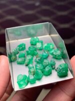 Timeless Green: 37.45 Carat Swat Emerald Rough Lot - Image 2