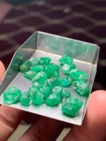 Timeless Green: 37.45 Carat Swat Emerald Rough Lot - Image 3