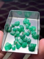 Timeless Green: 37.45 Carat Swat Emerald Rough Lot - Image 4