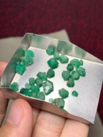 37.10ct Swat Emerald Rough Lot: High-Grade Crystals with Deep Green Saturation - Image 2