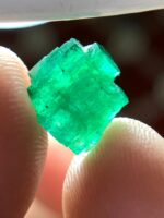 Discovering a Rare Beauty: 2.42 Carat Emerald Crystal from Swat - Image 4