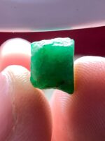 4.75ct Swat Emerald Crystal: A Compact Gem with Rich Color and Natural Form - Image 2