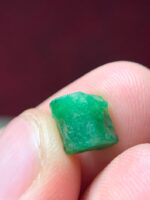 4.75ct Swat Emerald Crystal: A Compact Gem with Rich Color and Natural Form - Image 5