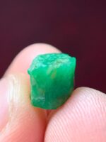 4.75ct Swat Emerald Crystal: A Compact Gem with Rich Color and Natural Form - Image 7