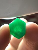 8.25ct Swat Emerald Crystal – A Broad, Vivid Green Gem from Pakistan - Image 5