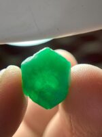 8.25ct Swat Emerald Crystal – A Broad, Vivid Green Gem from Pakistan - Image 8