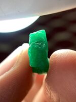 8.25ct Swat Emerald Crystal – A Broad, Vivid Green Gem from Pakistan - Image 9
