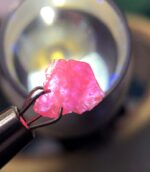 Rare 1.210 ct Hackmanite with Strong Tenebrescent Color Change and Fluorescent from Afghanistan - Image 5