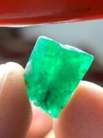 5.87 ct Swat Emerald Crystal – Compact Brilliance in Natural Form - Image 3