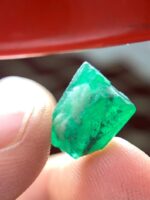 5.87 ct Swat Emerald Crystal – Compact Brilliance in Natural Form - Image 5