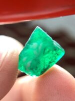 5.87 ct Swat Emerald Crystal – Compact Brilliance in Natural Form - Image 6