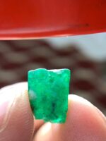 5.87 ct Swat Emerald Crystal – Compact Brilliance in Natural Form - Image 8