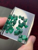 Rare and Beautiful: 34.14ct Emerald Lot from Swat Valley - Image 3