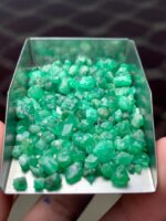 Balanced Brilliance: 68.70 ct Emerald Rough Lot from Swat Valley - Image 3