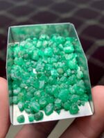 Balanced Brilliance: 68.70 ct Emerald Rough Lot from Swat Valley - Image 5
