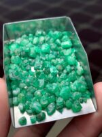 Balanced Brilliance: 68.70 ct Emerald Rough Lot from Swat Valley - Image 6
