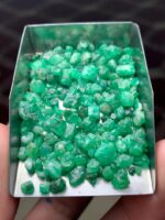 Balanced Brilliance: 68.70 ct Emerald Rough Lot from Swat Valley - Image 8