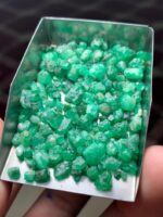 Balanced Brilliance: 68.70 ct Emerald Rough Lot from Swat Valley - Image 9