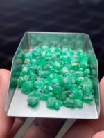 Slender Strength: 58.35 ct Emerald Rough Lot from Swat Valley - Image 2